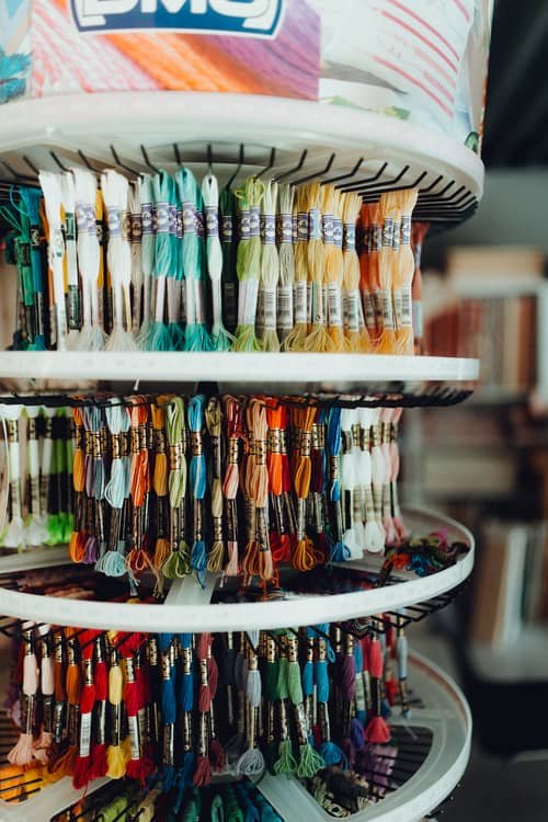Présentoir de fils à broder de toutes les couleurs