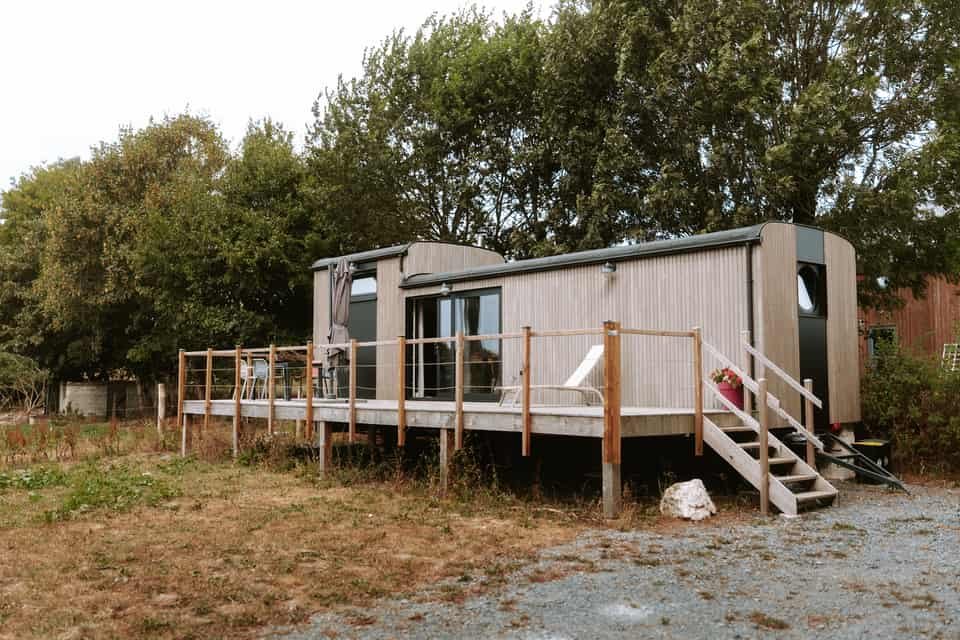 Extérieur de la Tiny House d'Habaru, sur le domaine de la ferme